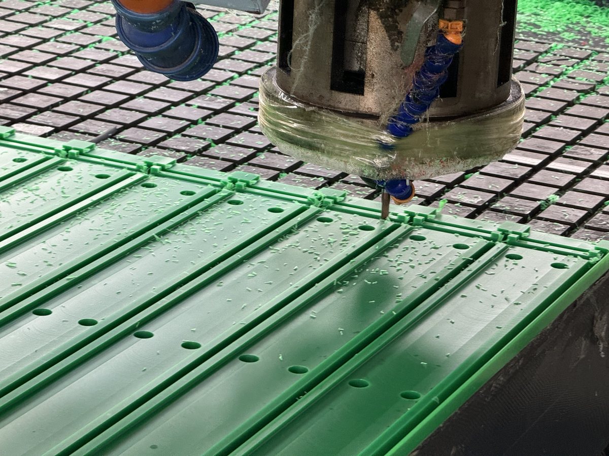 CNC machining a coloured HDPE ground mat at the Matunion factory
