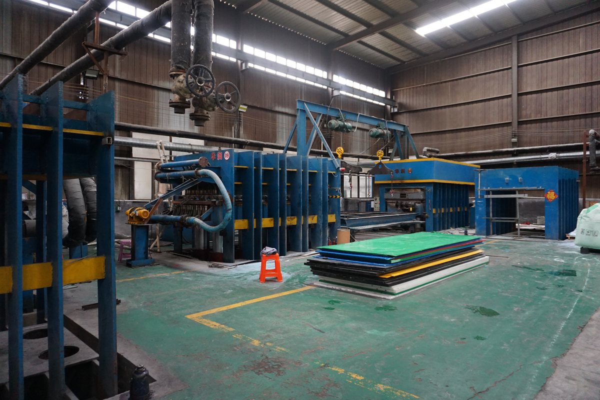 Hydraulic hot-press furnace forming HDPE mats