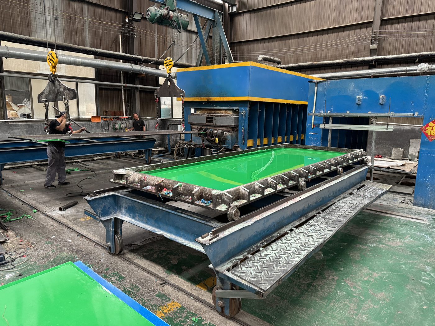 Hydraulic press forming HDPE mats in the Matunion press workshop