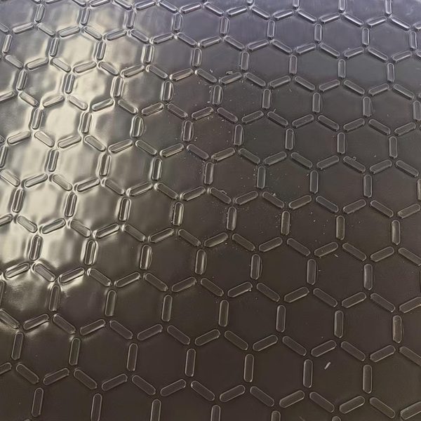 U-Mat B surface pattern — aggressive grip for slopes